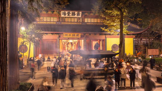 夜游杭州灵隐寺延时 人群在零点烧香祈福