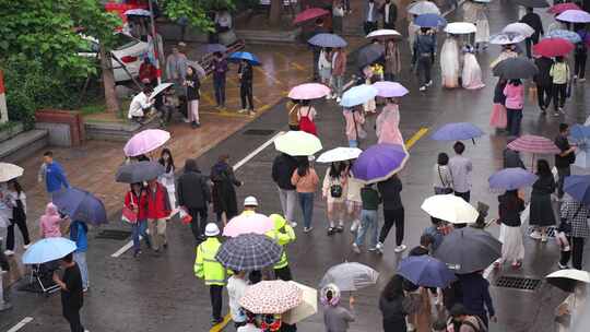 下雨天撑伞人群街道下雨天人群雨伞