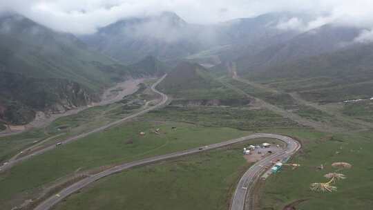 青海海南拉脊山云雾山峰航拍视频