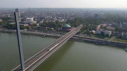 德国杜塞尔多夫莱茵河上的桥梁鸟瞰图，有轨