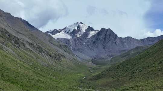 航拍四川甘孜横断山脉乌库楚雪山风光