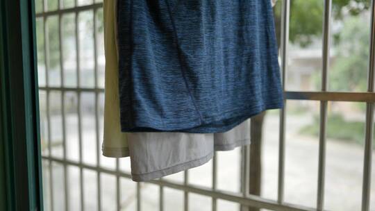 阳台晾晒飘动的衣服