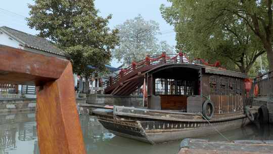 金泽古镇的游船和水道