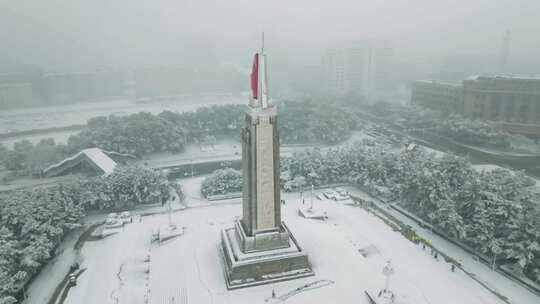 南昌大雪纷飞中的八一起义纪念碑