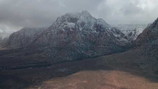 空中乌云密布的雪山