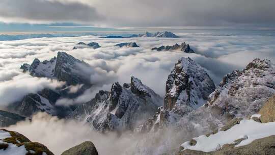 雪山云海自然风光全景