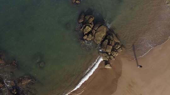 海滩礁石俯拍景象