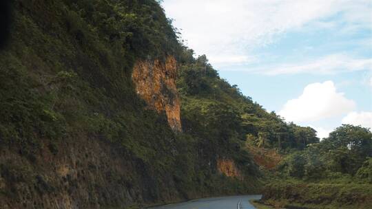 山脉中央的高速公路