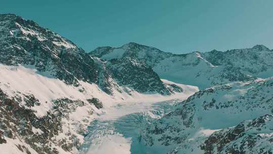 航拍山脉雪山