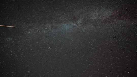 银河系在闪烁的夜空中的延时视频。