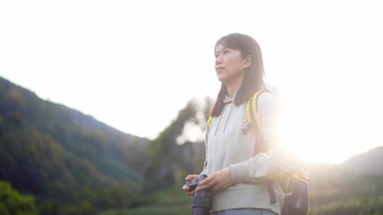 年轻活力青春女孩户外郊游踏青茶园相机拍照