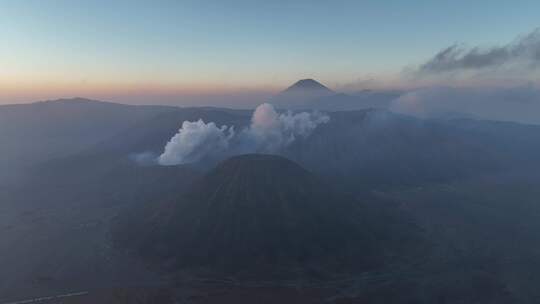 印尼爪哇岛布罗莫火山日出航拍自然风光