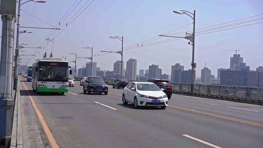 武汉长江大桥上的车流