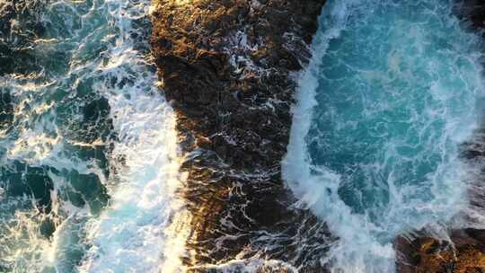 在海洋泳池天线中喷涌的水