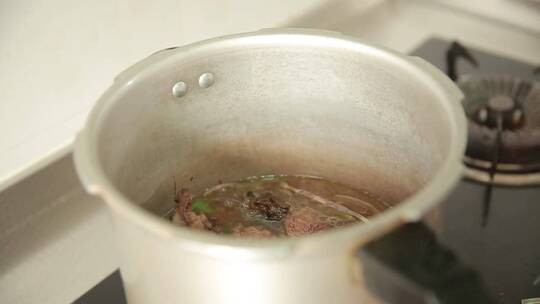 高压锅加入去腥底料炖牛肉