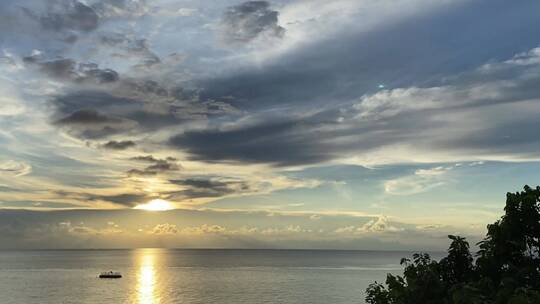 延时拍摄海平面上美丽的落日 沙滩的落日