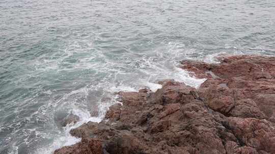 深圳海岸线-大梅沙礁石风起浪涌