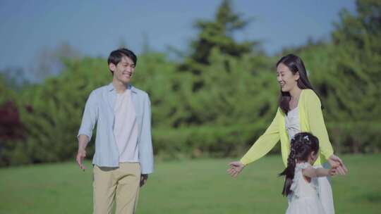 温馨的一家三口草地游玩