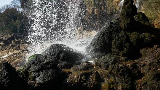 瀑布流水咆哮声