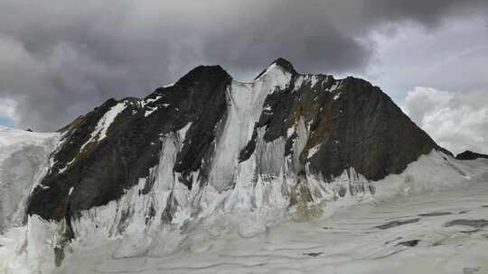 航拍川西格聂山区阿萨贡格雪山冰川风光