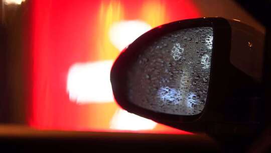 0孤独-空镜-模糊-瓢泼大雨下的汽车后视镜