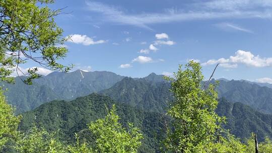 夏季蓝天白云群山环绕