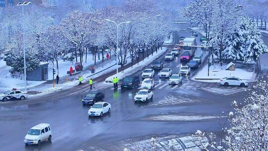 城市雪天街道交通与清雪场景