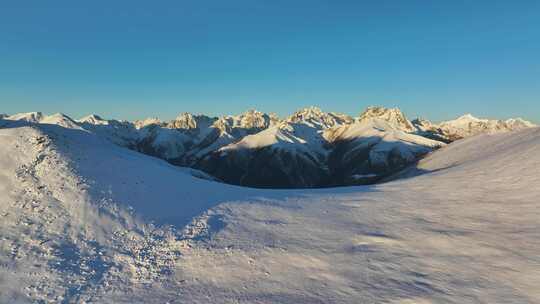 航拍雪山日照金山