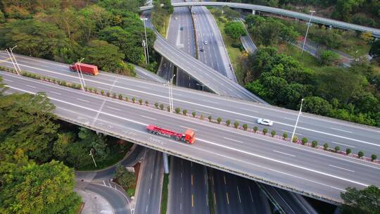 航拍山丘之间乡间高速公路道路交通枢纽