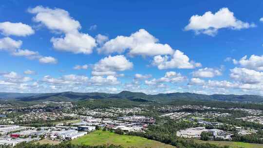 郊区住宅上空的无人机天景-非常适合网站背