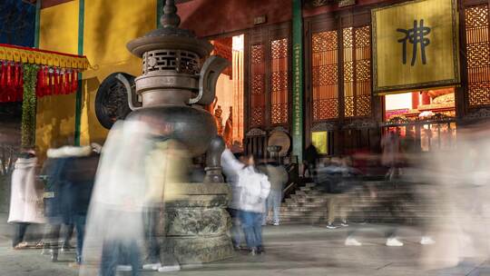 中国杭州 夜游灵隐寺 人们围绕香炉转圈祈福