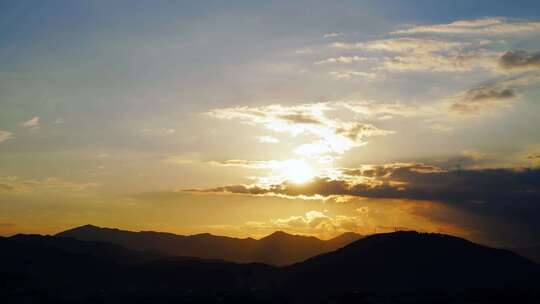 傍晚山峰日落延时唯美夕阳乡村黄昏天空晚霞