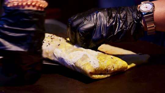 戴手套制作食物的手部特写