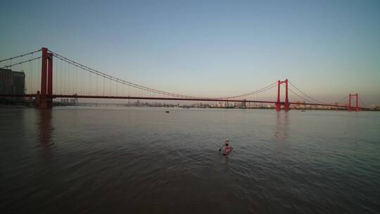 武汉江滩航拍日景鹦鹉洲大桥江面人皮划艇