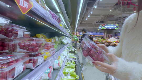消费者超市采购生鲜水果视频素材模板下载