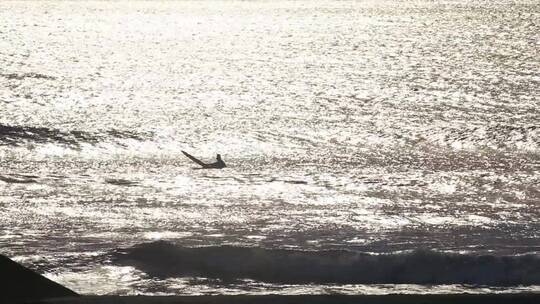 男人在海面上冲浪