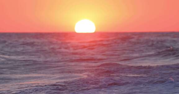 大海日出海面日落海浪翻滚东方红夕阳红海洋