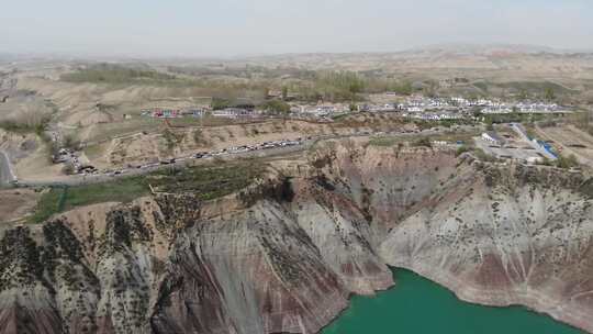 航拍 俯瞰新疆肯斯瓦特水库 绿色的水
