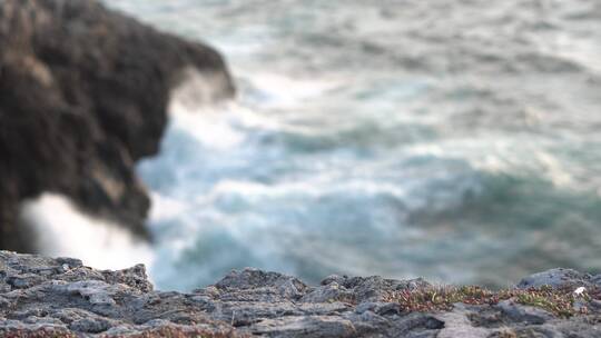海浪撞击岩石的视频
