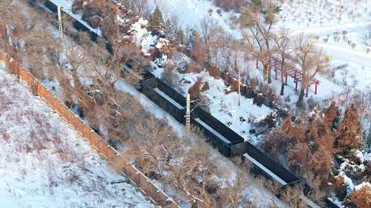 中国黑龙江哈尔滨行驶在雪地上的火车航拍