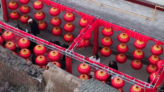 悬挂红灯笼场景