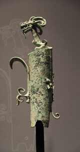 青铜爬龙权杖，四川广汉三星堆博物馆藏