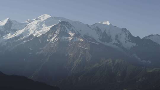 晴天雪山