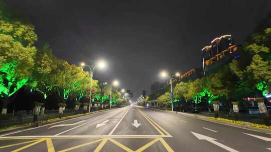 城市夜晚开车第一视角汽车窗外沿途风景马路