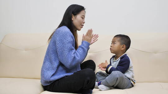 亚洲中国女士小朋友居家在沙发上玩游戏