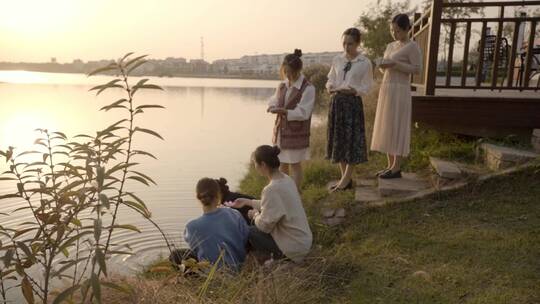 节日一群女孩河边放莲花灯祈福许愿