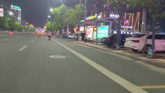 夜晚街头车辆交通路上行人