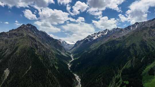 夏塔景区木札特峰昭苏伊犁雪山林场