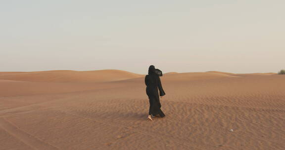 女人赤脚在沙漠中行走