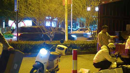 杭州城市夜晚街头汽车车流人流夜景光斑